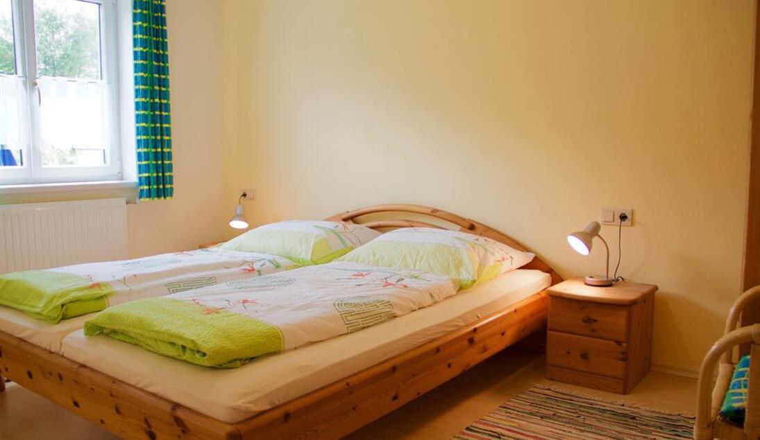 MonteurZimmer - Schlafzimmer Blick in Garten - Montagezimmer Märzinger