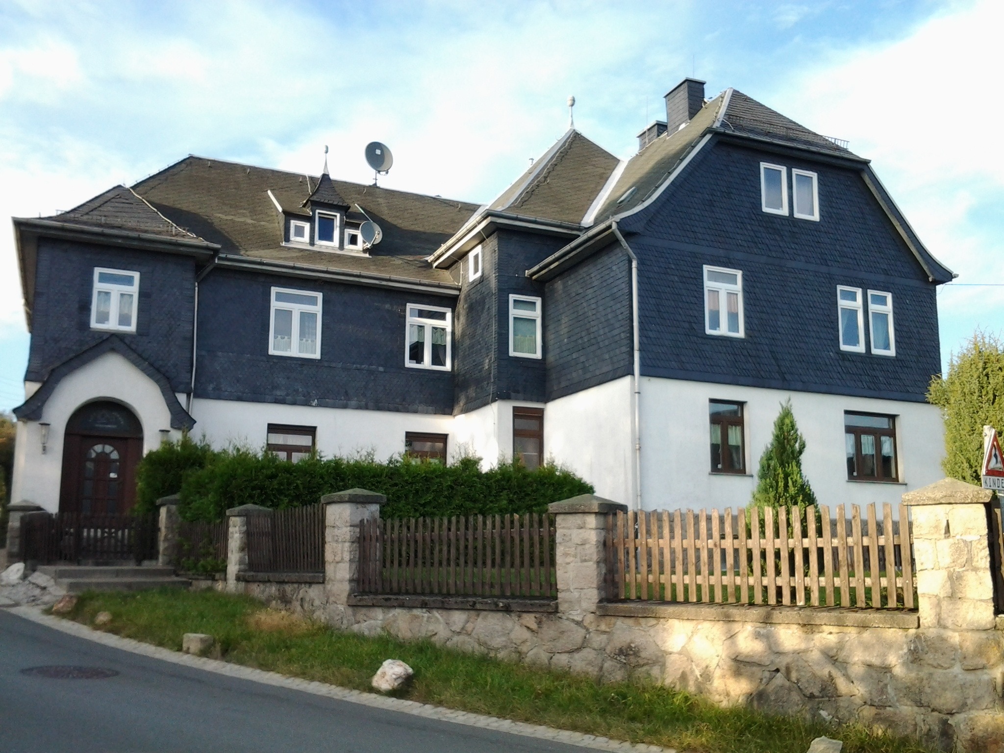 MonteurZimmer - Unser Haus Vorderansicht - Alte Schule Heberndorf