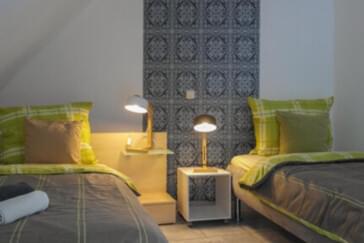 MonteurZimmer - Zimmer NR 3.
Großes zwei Bettzimmer mit Kleiderschrank,TV,Tisch und Stühle.  - Preiswert Übernachten im Kreis Düren