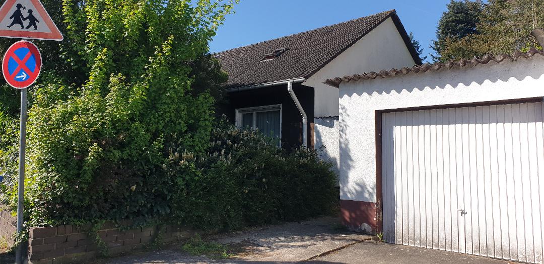 MonteurZimmer - Stellplatz vor der Garage, Ansicht Haus mit Monteurwohnung im Erdgeschoss.
Weitere Fotos werden noch hochgeladen. -  Monteur Wohnung, 2 Doppelzimmer, Küche, Bad, Gemeinschaftsraum