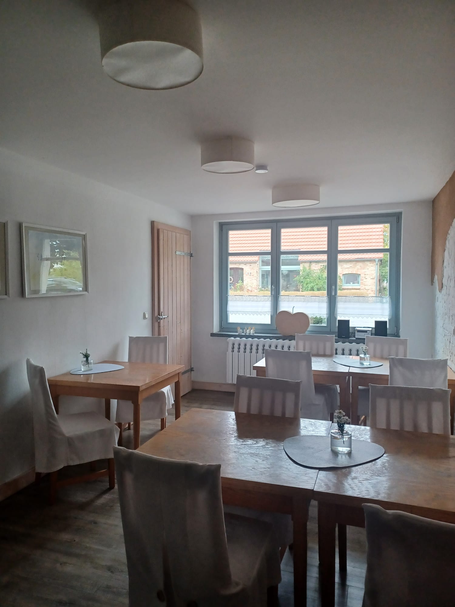 MonteurZimmer - Gemeinschaftsraum mit offener Küche inkl. Gästekühlschrank und Doppel-Kaffeemaschine - Pension Bett am Kornfeld