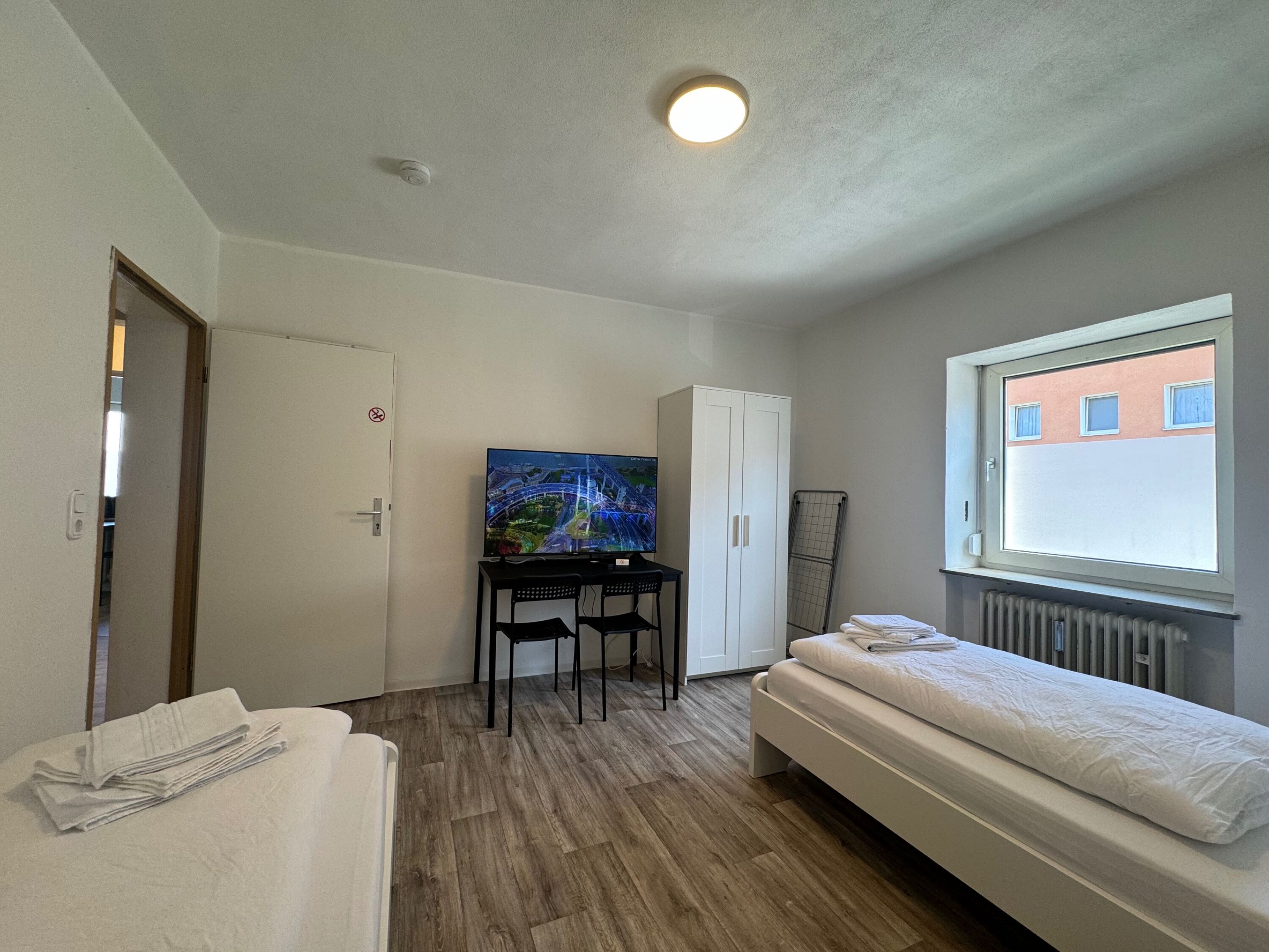 MonteurZimmer - Ganze Wohnung + 1.000 MBit Internet + 55 Zoll TV -Regensburg