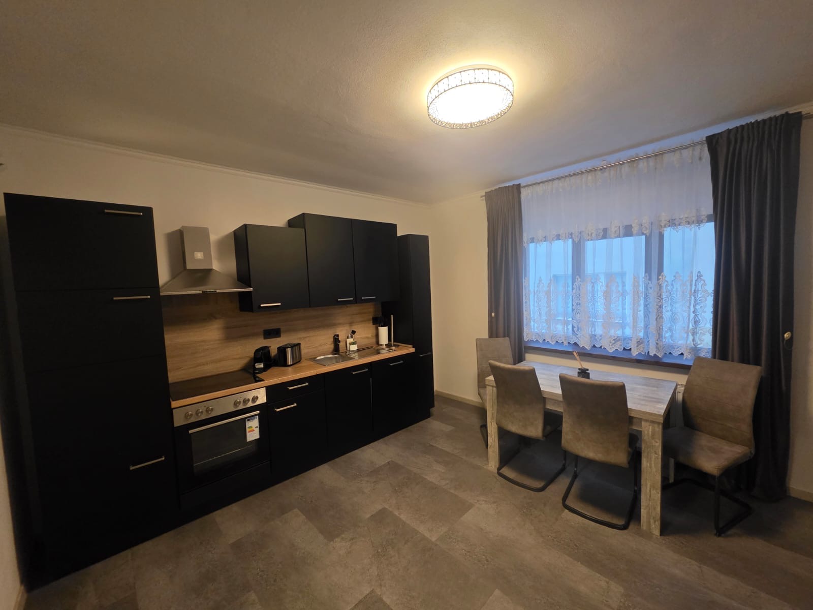 MonteurZimmer - Volleingerichtete Küche 

Platz für vier Personen am Tisch 
 - Harmonie Oase 2