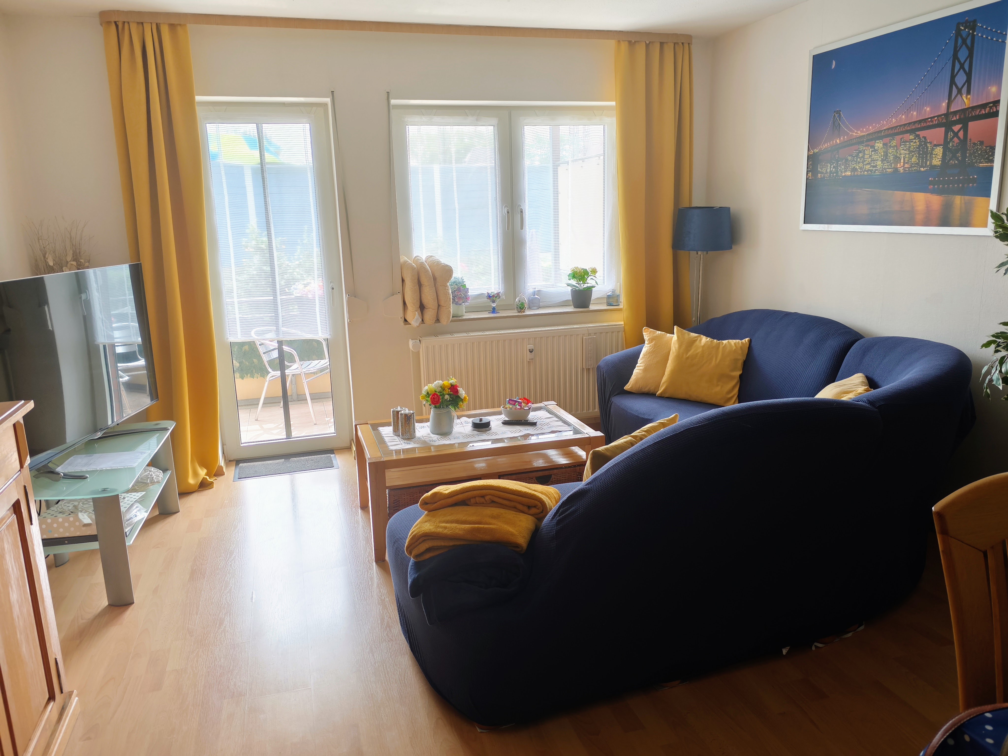 MonteurZimmer - Gemütliche Sofaecke Wohnzimmer - Ferienwohnung Leineblick