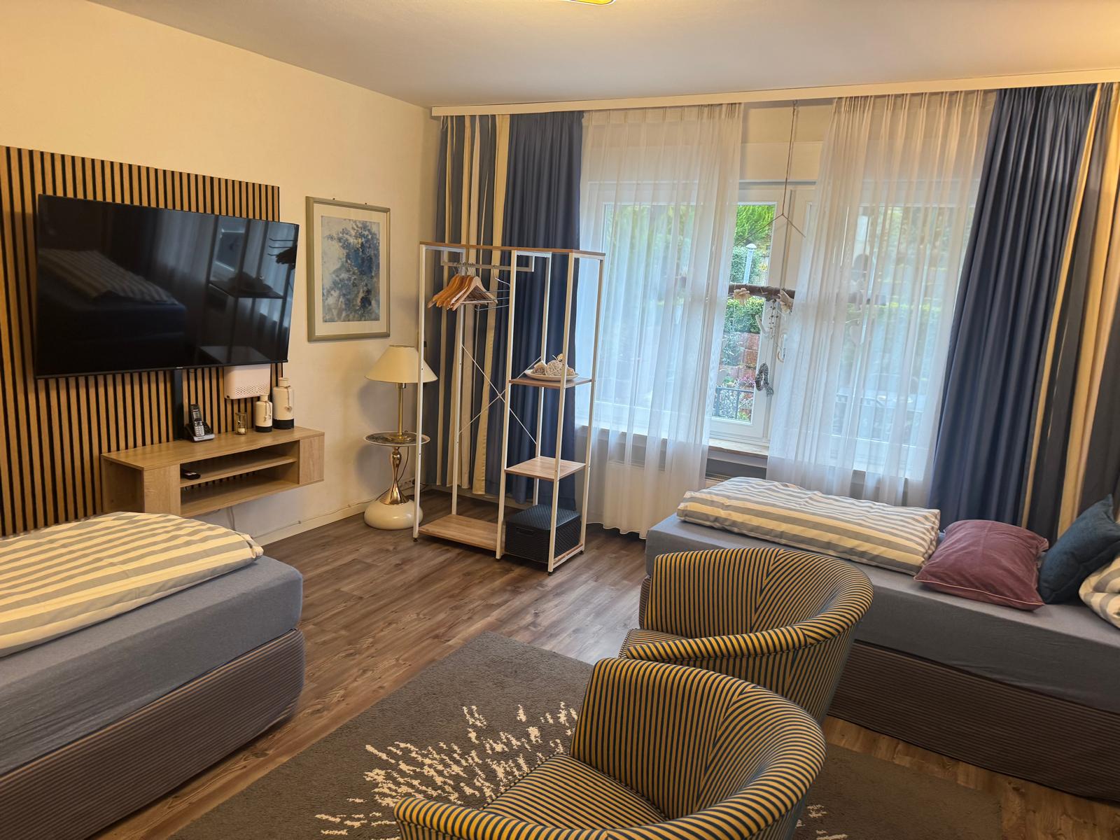MonteurZimmer -  Erdgeschoss-Wohnung „Berlin“ (53 m2 — mit zwei Schlafzimmer) bis 4 Personen - Monteurzimmer und Ferienwohnungen nahe Bonn – Ferienwohnungskomplex „Monteurglück"