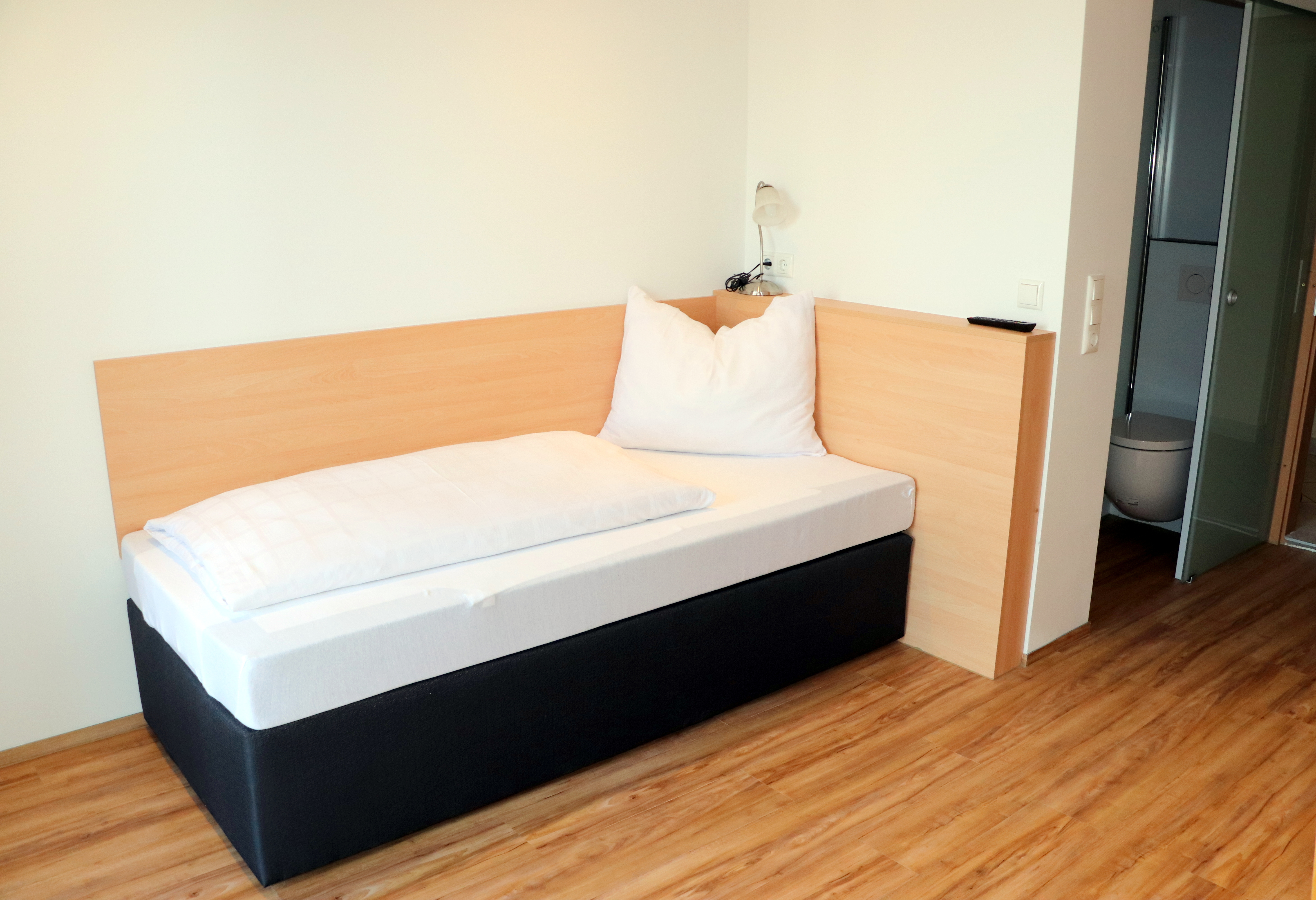 MonteurZimmer - Einzelbettzimmer mit Boxspringbett,  DU/WC,TV, Wlan, Kühlschrank, Schreibtisch, Kleiderschrank, teilweise Balkon
Benützung der Gästeküche und Waschmaschine auf der Etage möglich
Zusatzbuchung Frühstück ab 6 Uhr
günstige Wochen und Longstay-Pauschalen, bitte anfragen - Hotel Wahlmüller-das kleine Hotel am Voralpenkreuz