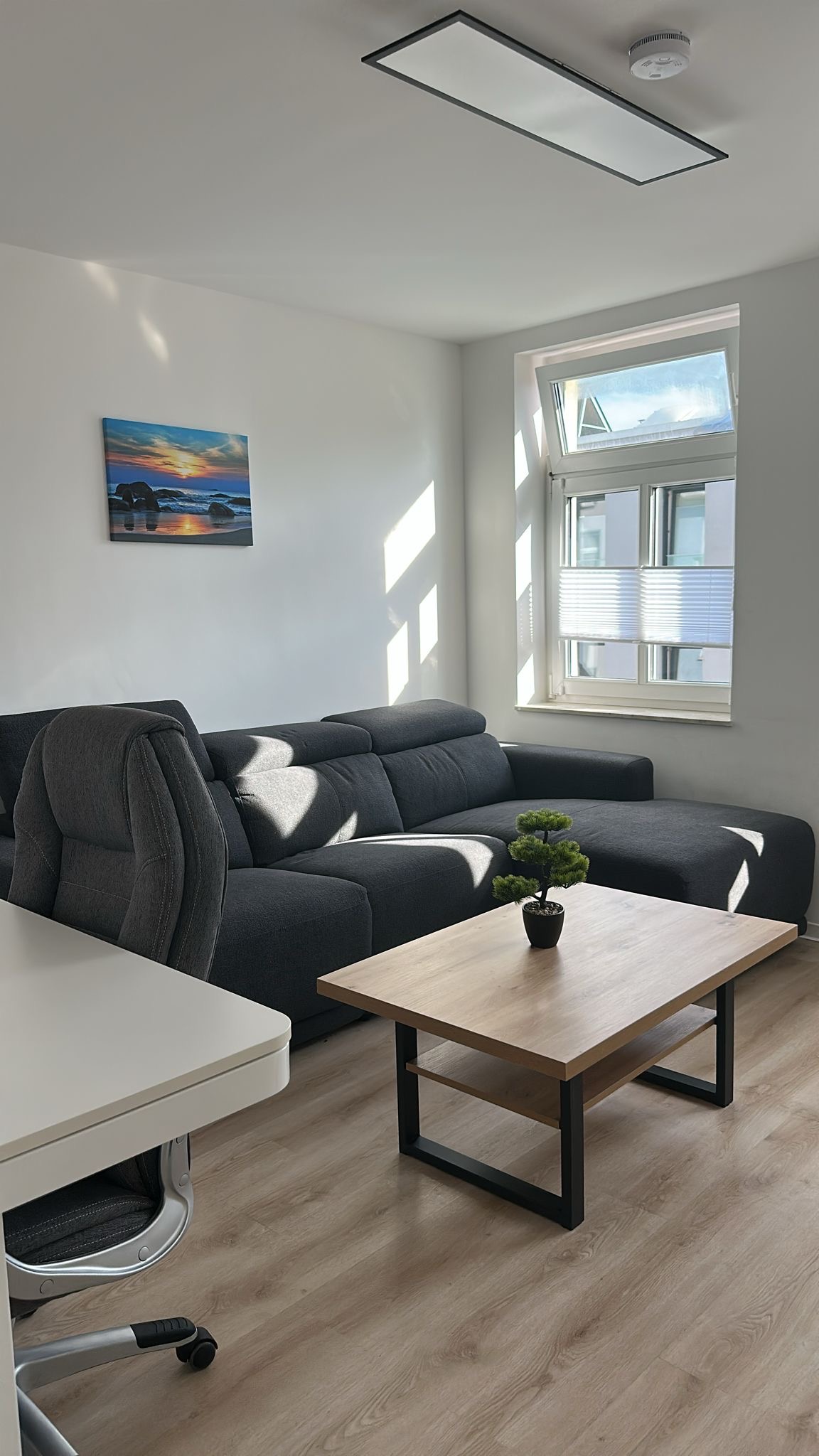 MonteurZimmer - Wohnzimmer  - Business-Wohnung für Monteure & Fachkräfte | 2 Zimmer | WLAN | Küche | Rostock