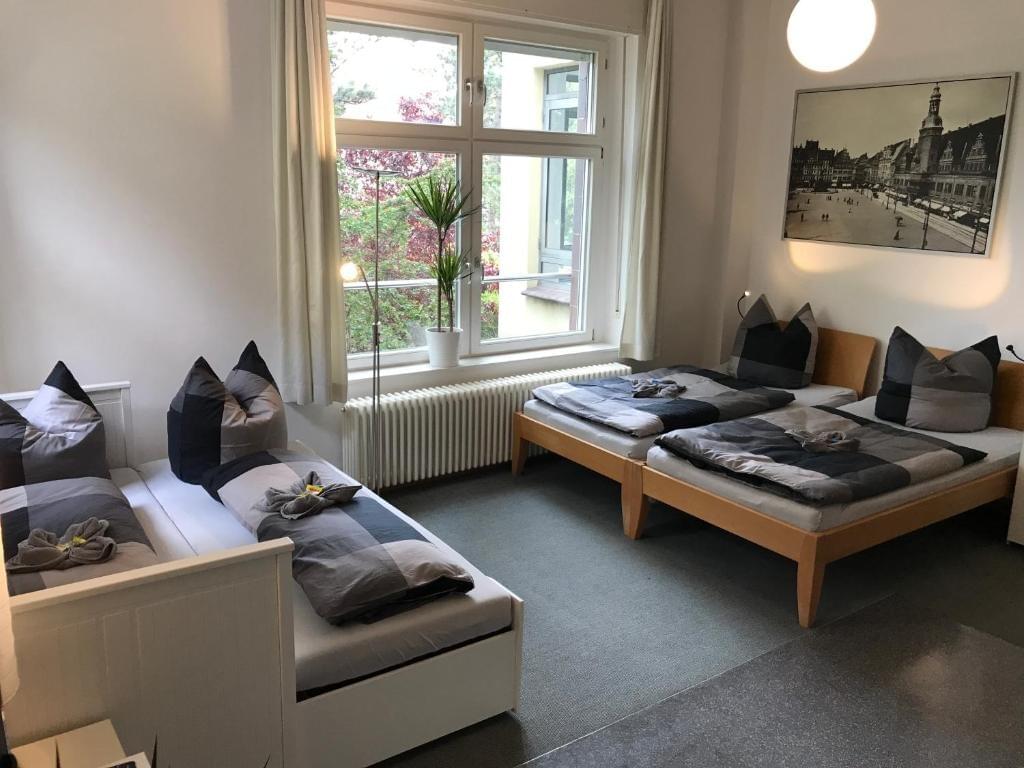 MonteurZimmer - Villa Mathilda - Monteur Zimmer Apartment WIFI TV Parkplätze Bad Küche