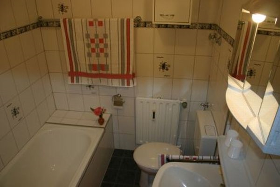 Monteur-Zimmer - Preis pro Nacht - Freiburg im Breisgau - Bad mit Badewanne und Duschmöglichkeit - Ferienwohnung Anna Maria