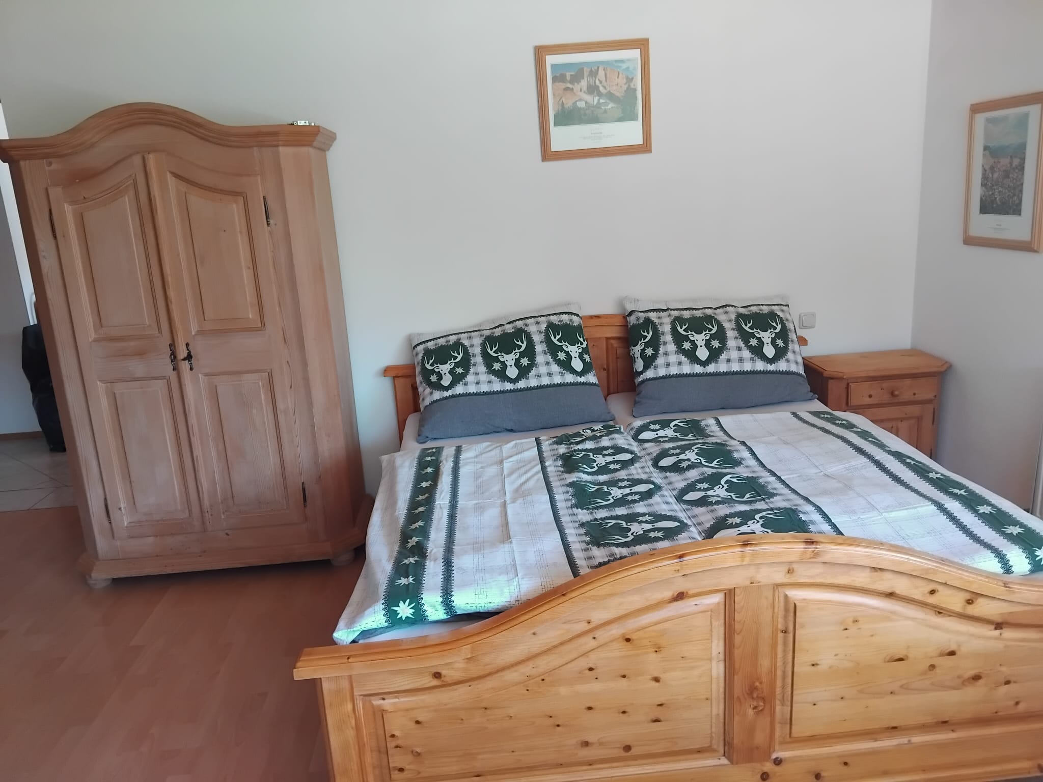 MonteurZimmer: Doppelbett - Schmittenapartement 1 und 2