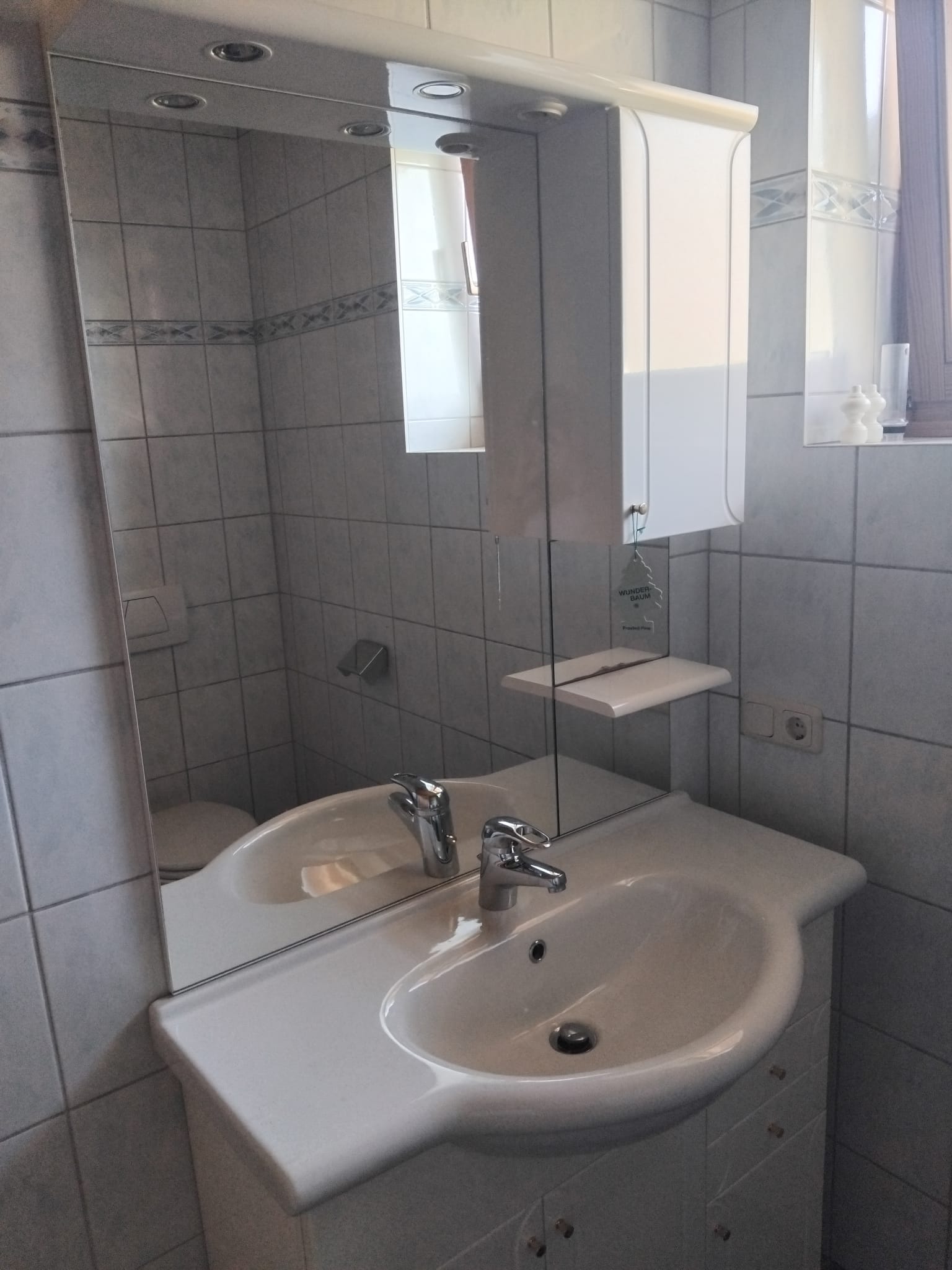 MonteurZimmer: Waschtisch - Schmittenapartement 1 und 2