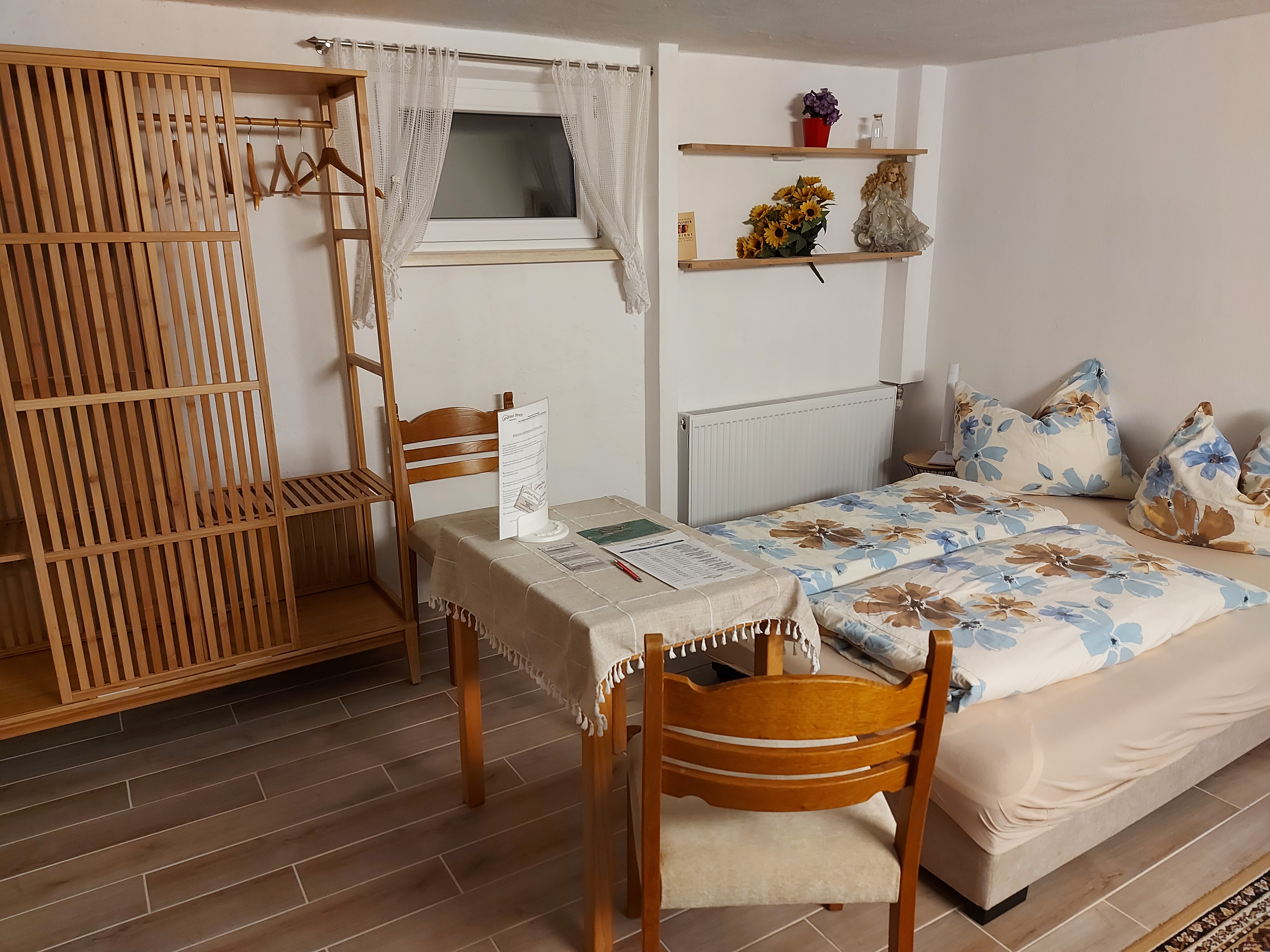 MonteurZimmer: Landstüberl(25m²)--Kellerstüberl---eigener Zugang - Landhaus Dersch