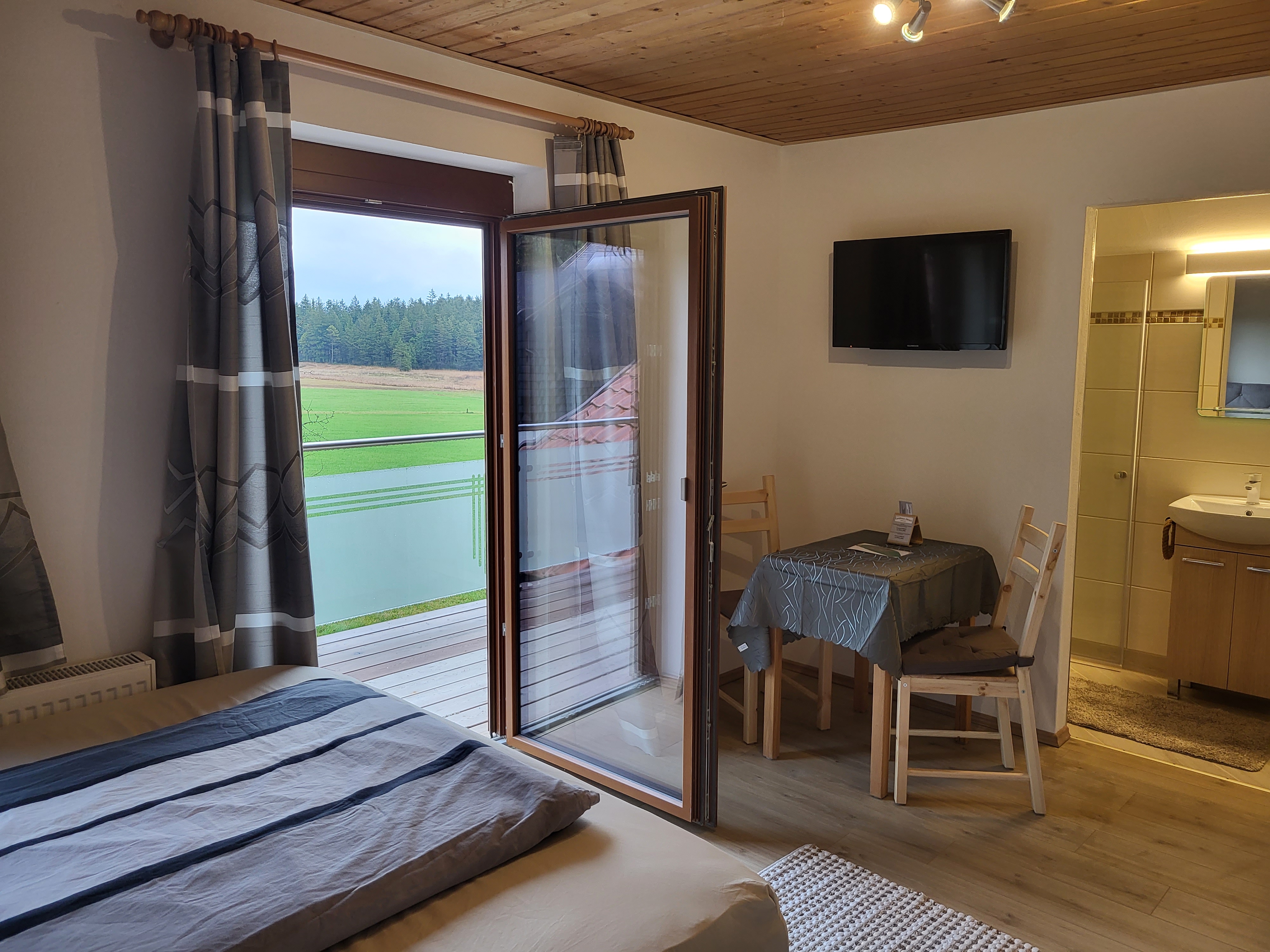 MonteurZimmer: Landzimmer1(20m²)---Balkon---1.Stock - Landhaus Dersch