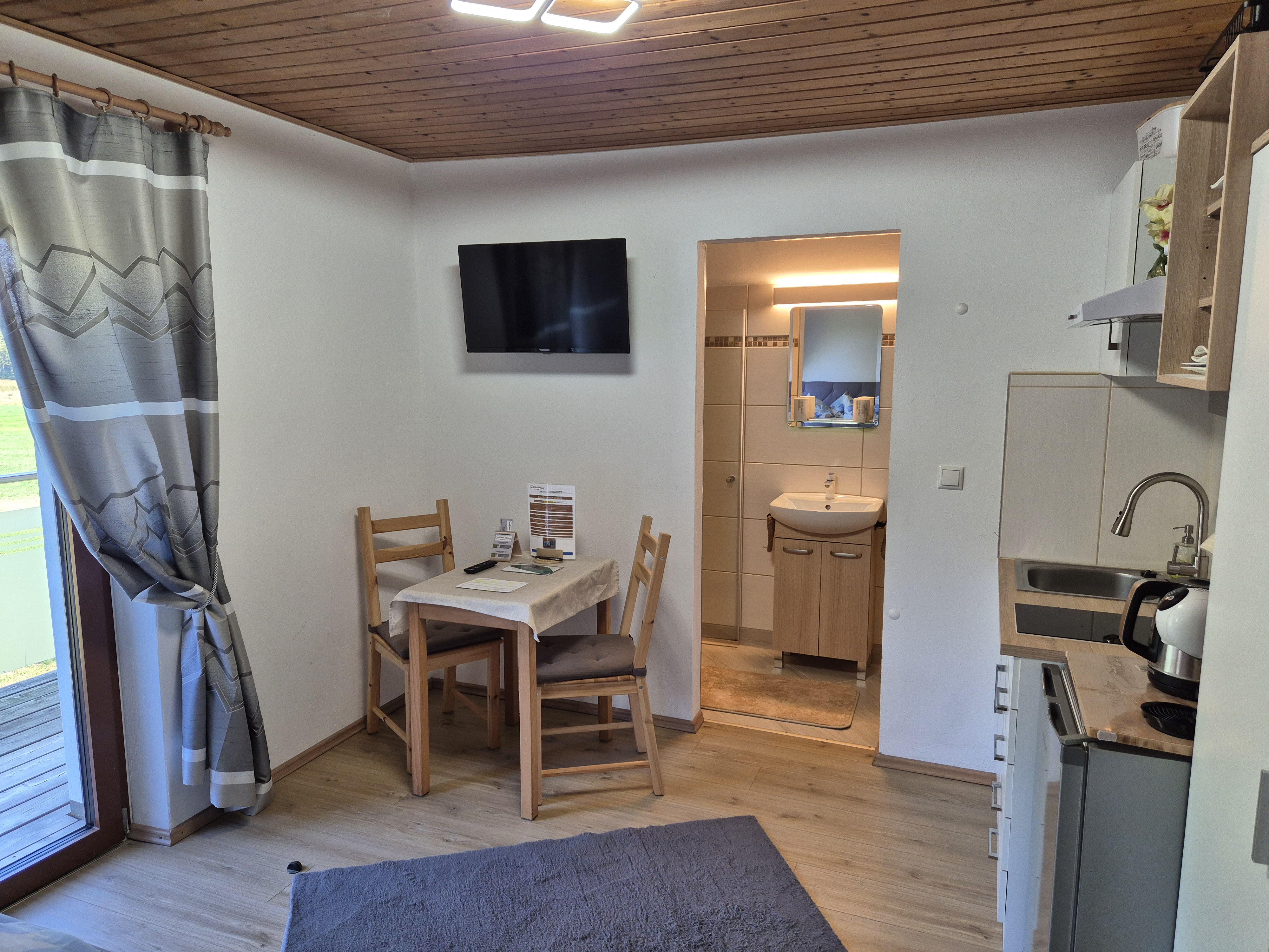 MonteurZimmer: Landzimmer1(20m²)---Balkon---1.Stock - Landhaus Dersch