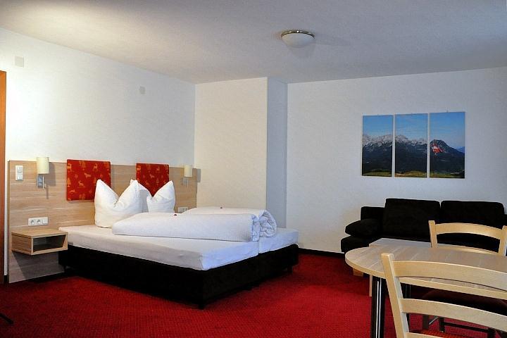 Monteur-Zimmer - Unterkunftsart: Gästehaus - Abtenau - Doppelzimmer mit Teekocher, Kühlschrank und Sitzgelegenheit - Gästehaus Abtenau