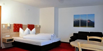Monteur-Zimmer - Österreich - Doppelzimmer mit Teekocher, Kühlschrank und Sitzgelegenheit - Gästehaus Abtenau