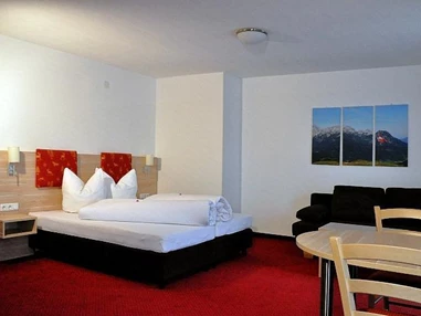 MonteurZimmer: Doppelzimmer mit Teekocher, Kühlschrank und Sitzgelegenheit - Gästehaus Abtenau