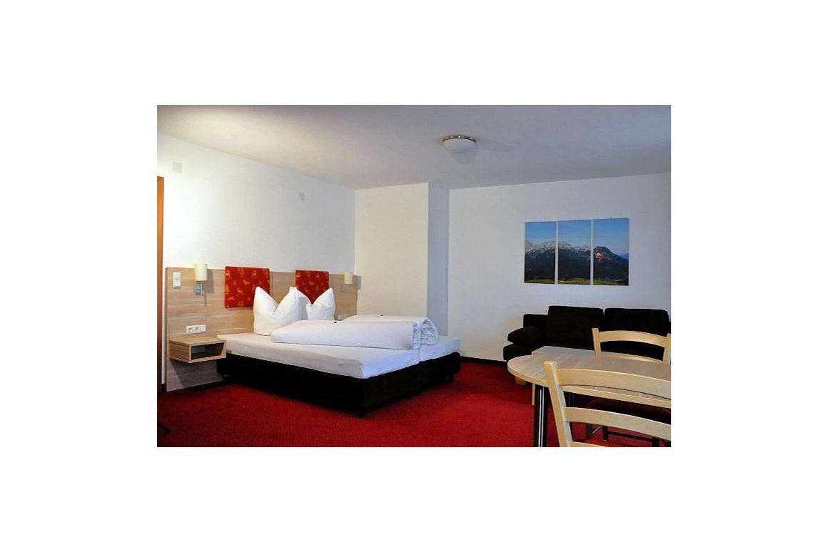 MonteurZimmer: Doppelzimmer mit Teekocher, Kühlschrank und Sitzgelegenheit - Gästehaus Abtenau