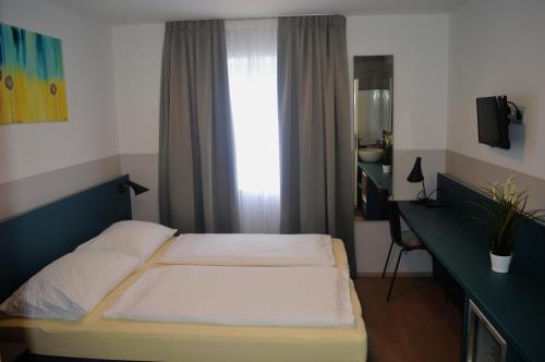 Monteur-Zimmer - Seeham - Pension Elisabeth - Rooms & Apartments