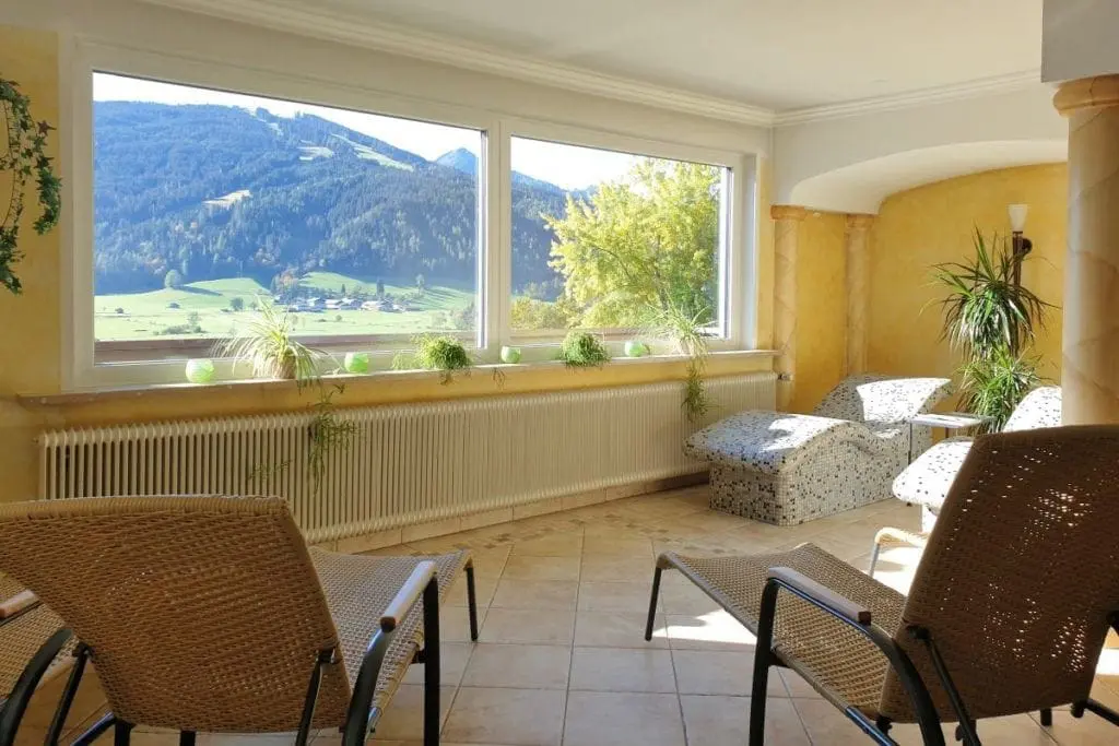 Monteur-Zimmer - Parkplatz: kostenlose Parkplätze in der Umgebung vorhanden - Salzburg - Kleiner Wellnessbereich mit Ruheliegen - Hotel Gasthof Stegerbräu