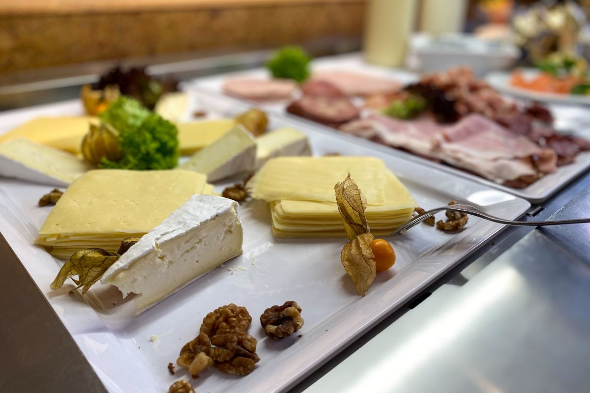 MonteurZimmer: Impressionen Frühstücksbuffet - Hotel Gasthof Stegerbräu