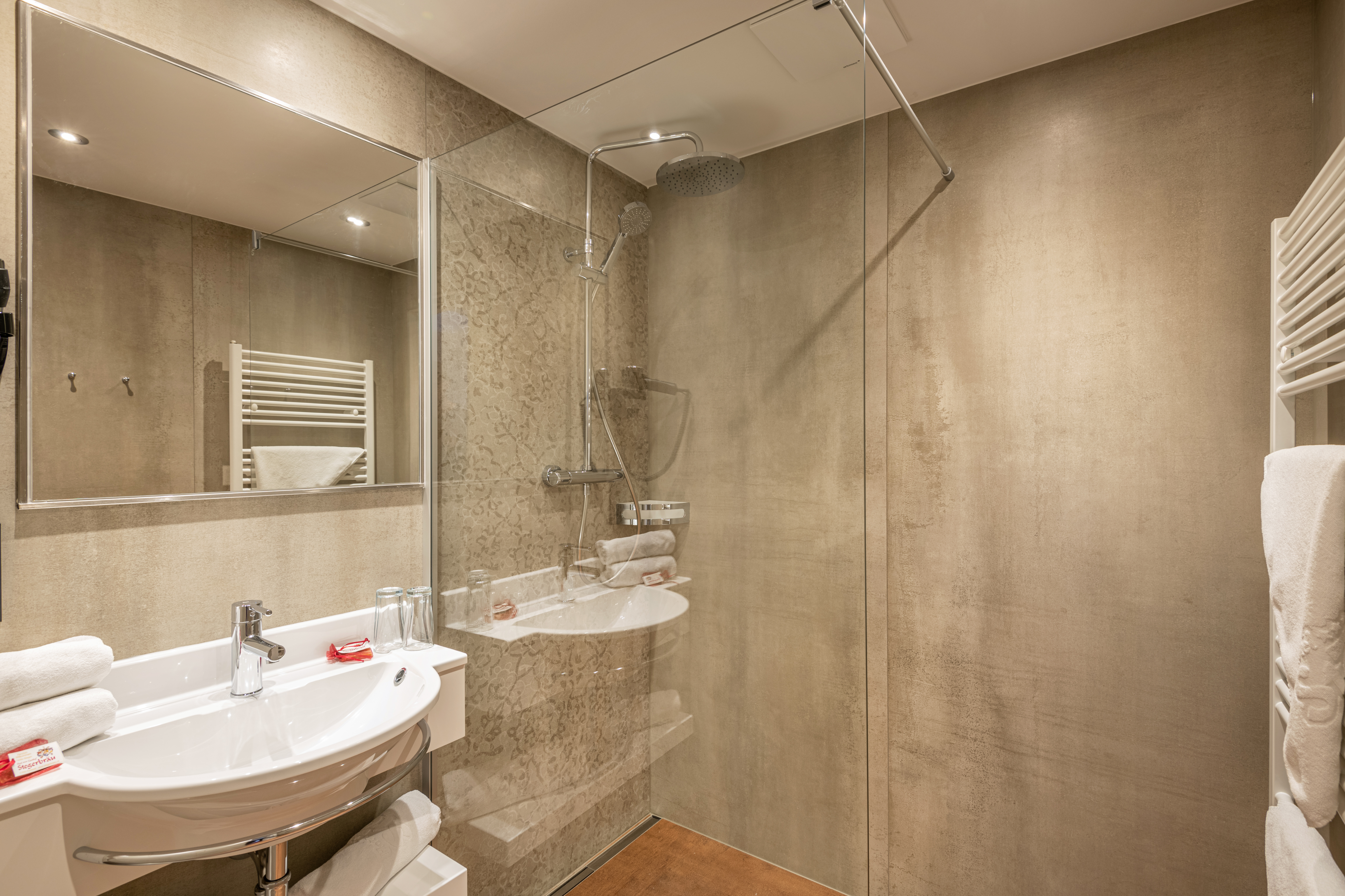 Monteur-Zimmer - Parkplatz: kostenlose Parkplätze in der Umgebung vorhanden - Salzburg - Hotel Gasthof Stegerbräu