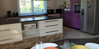 Monteur-Zimmer - Zahlungsarten: Vorauskasse - Österreich - Esstisch für bis zu 8 Personen mit Blick auf die vollausgestattete Küche.  - Ferienwohnung Dorfleben