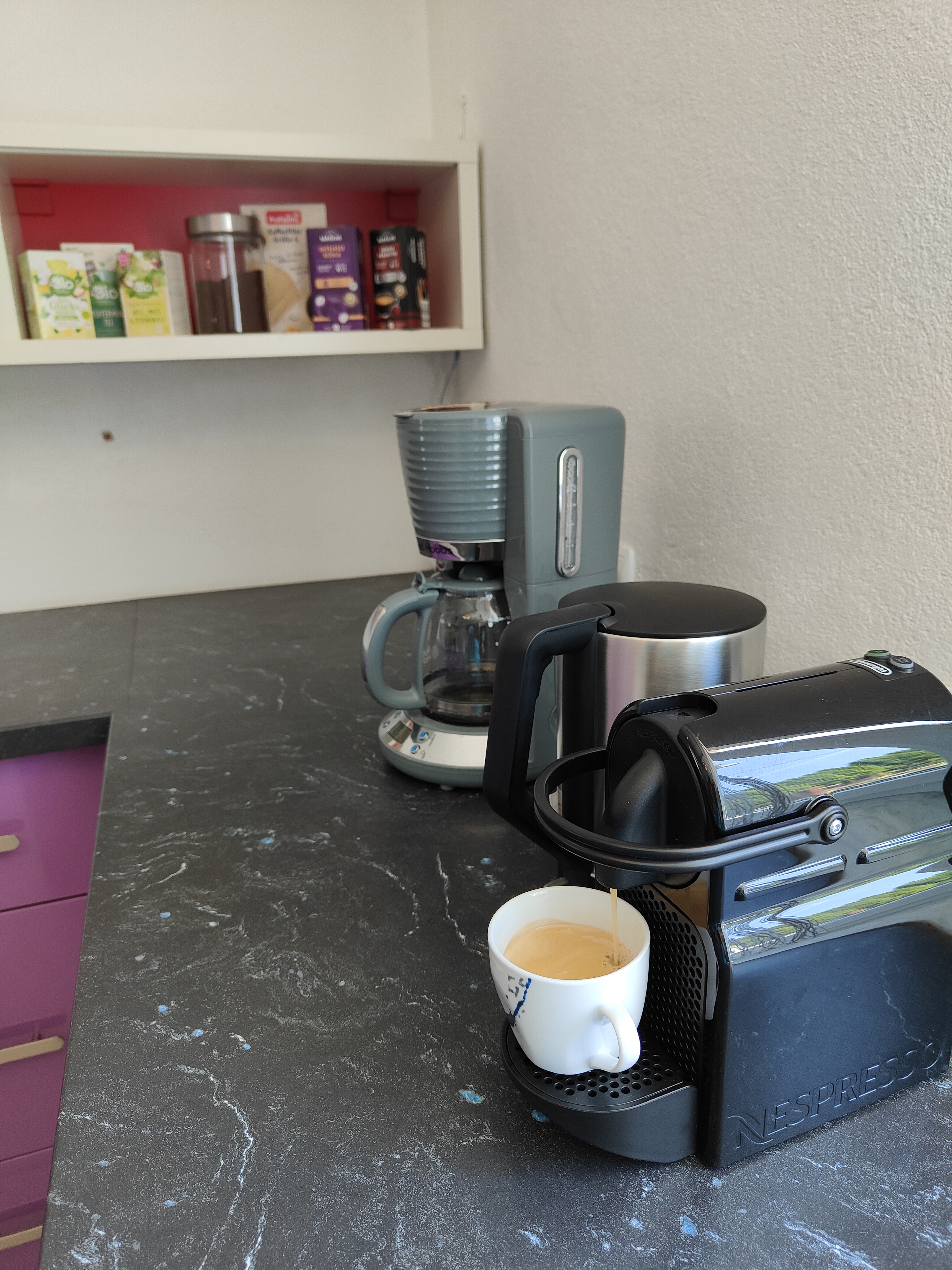 Monteur-Zimmer - Fernseher - Filterkaffeemaschine, Nespresso und Wasserkocher mit Zubehör - Ferienwohnung Dorfleben