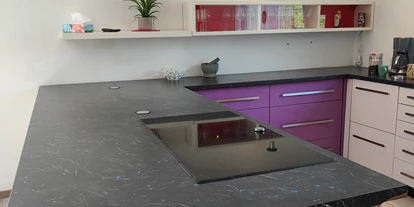 Monteur-Zimmer - Zahlungsarten: Vorauskasse - Österreich - Ceranfeld mit Dunstabzug und versenkbaren Steckdosen - Ferienwohnung Dorfleben