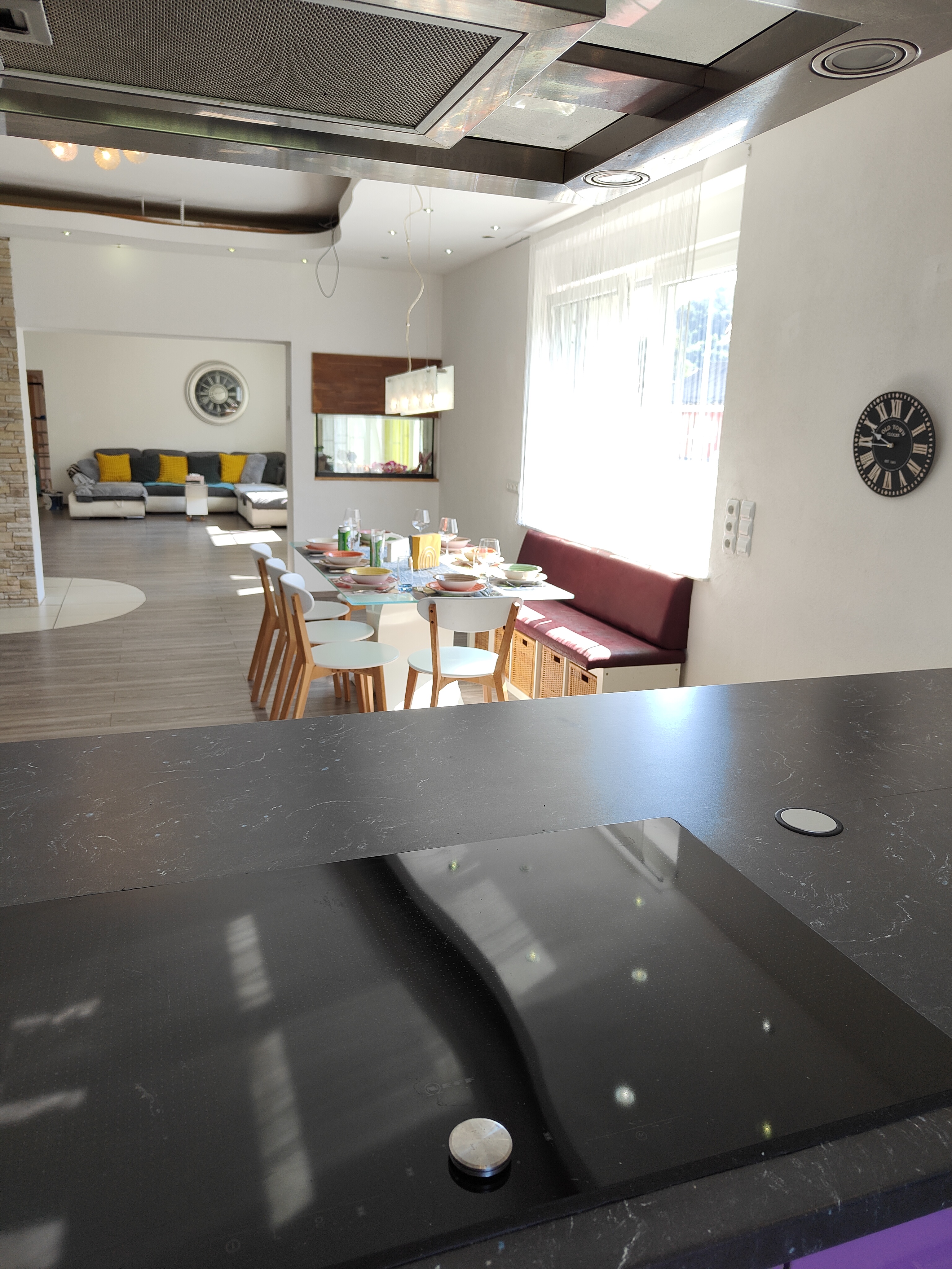 Monteur-Zimmer - Fernseher - Von der Küche aus Blick auf Esstisch und Wohnzimmer - Ferienwohnung Dorfleben