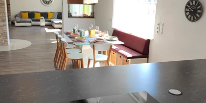 Monteur-Zimmer - Zahlungsarten: Vorauskasse - Österreich - Von der Küche aus Blick auf Esstisch und Wohnzimmer - Ferienwohnung Dorfleben