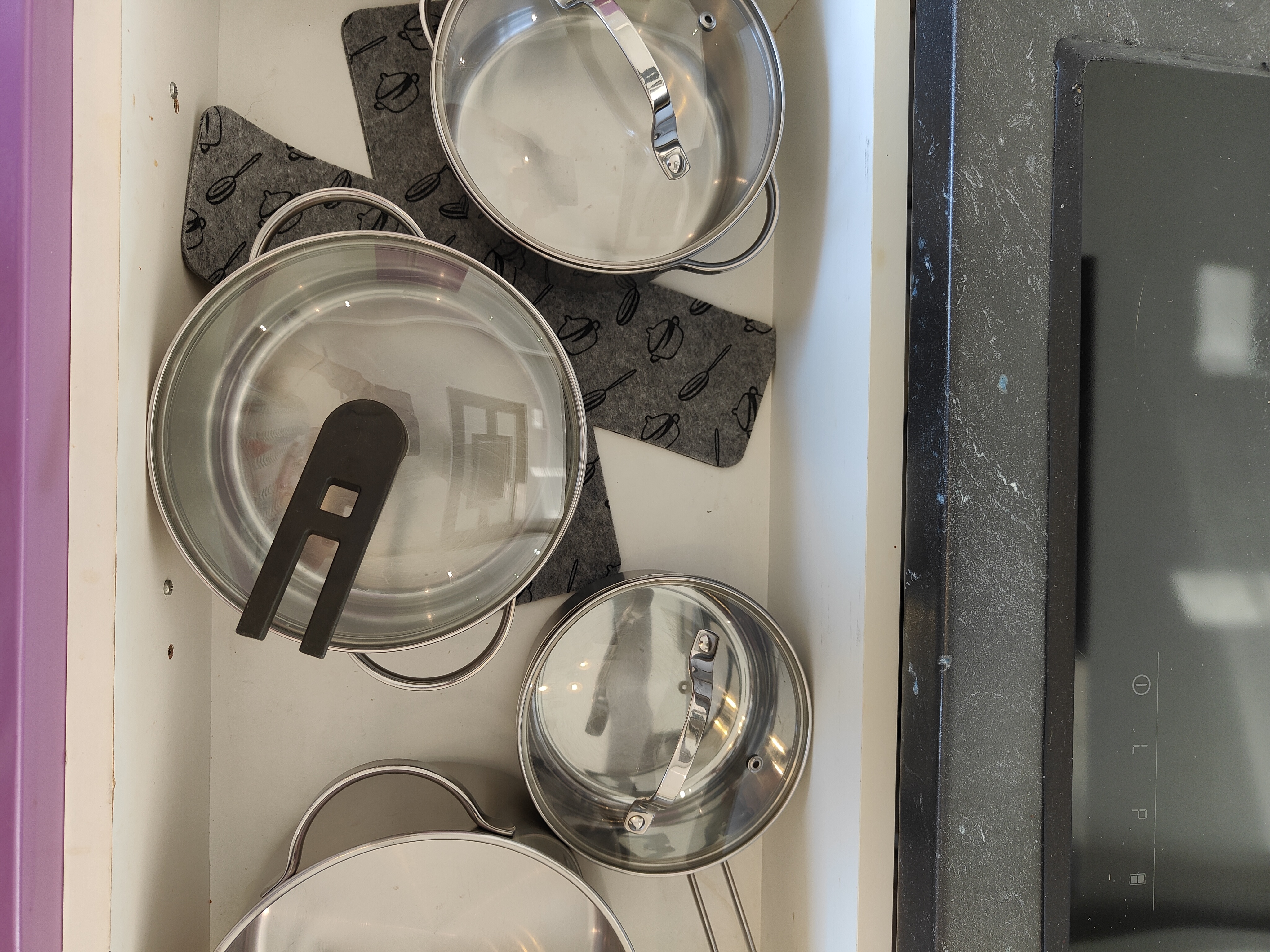 MonteurZimmer: Töpfe und Pfannen - Ferienwohnung Dorfleben