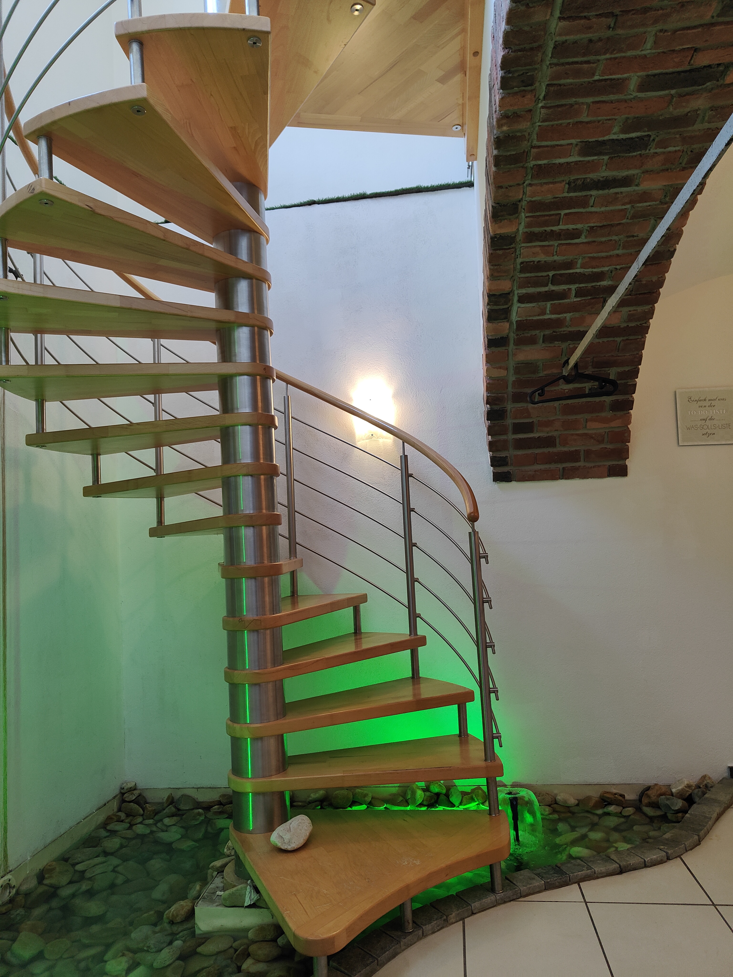 MonteurZimmer: Wendeltreppe in den ersten Stock - Schlafräume und Badezimmer - Ferienwohnung Dorfleben