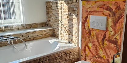 Monteur-Zimmer - Zahlungsarten: Vorauskasse - Österreich - Klo und Badewanne - Ferienwohnung Dorfleben