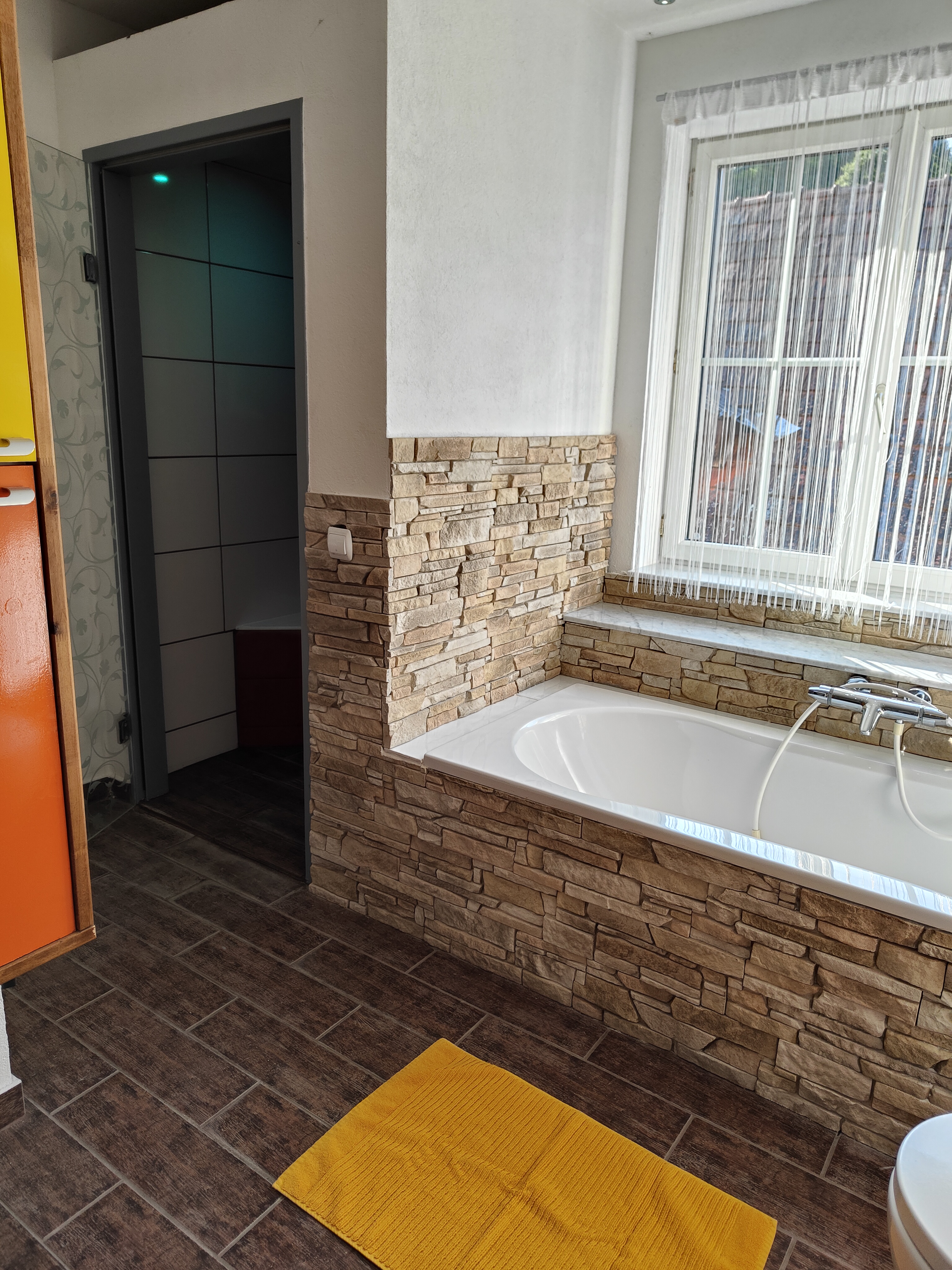 MonteurZimmer: Badewanne und Dusche - Ferienwohnung Dorfleben