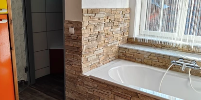 Monteur-Zimmer - Zahlungsarten: Vorauskasse - Österreich - Badewanne und Dusche - Ferienwohnung Dorfleben