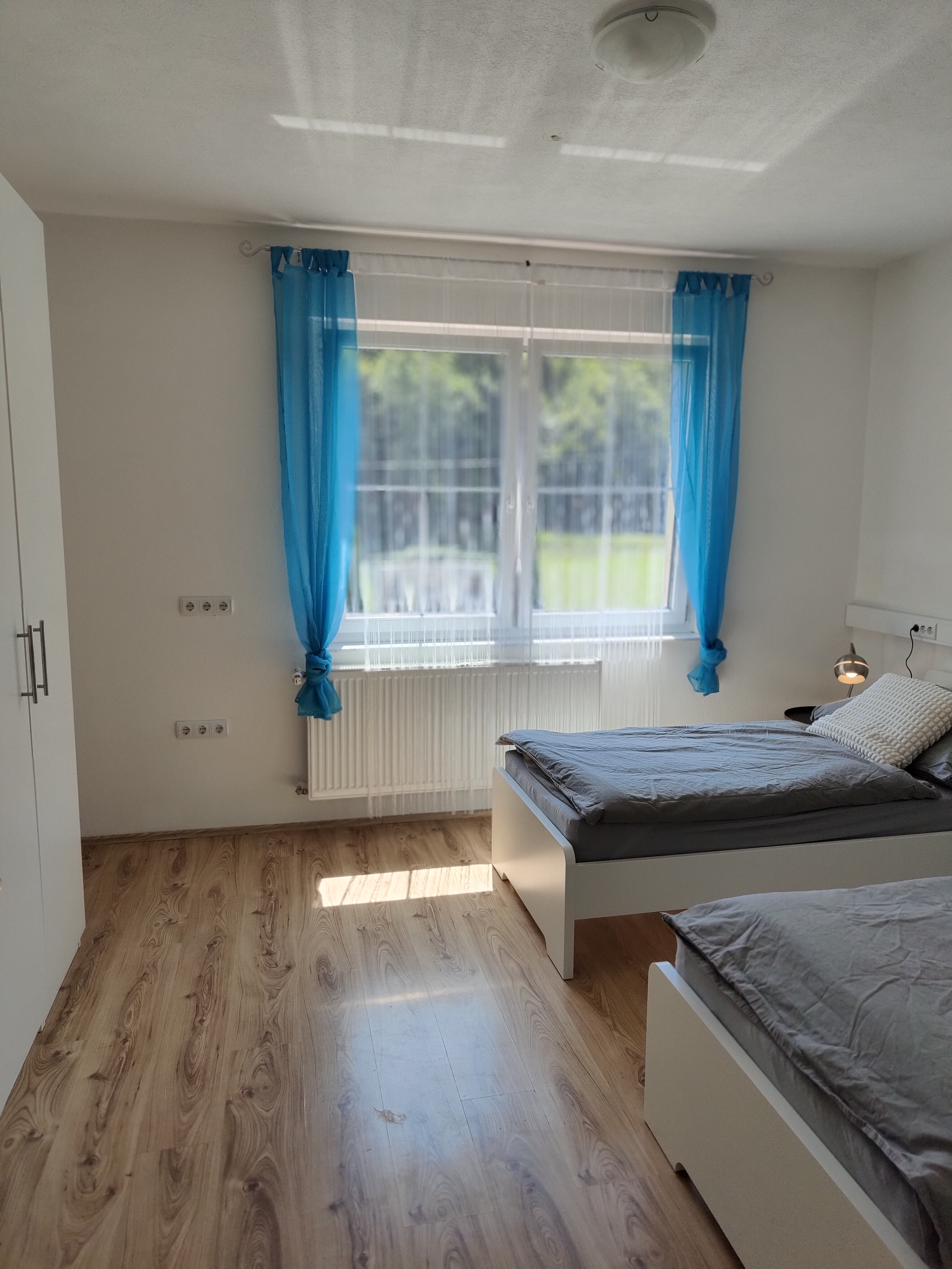 MonteurZimmer: Schlafzimmer mit zwei Einzelbetten - Ferienwohnung Dorfleben