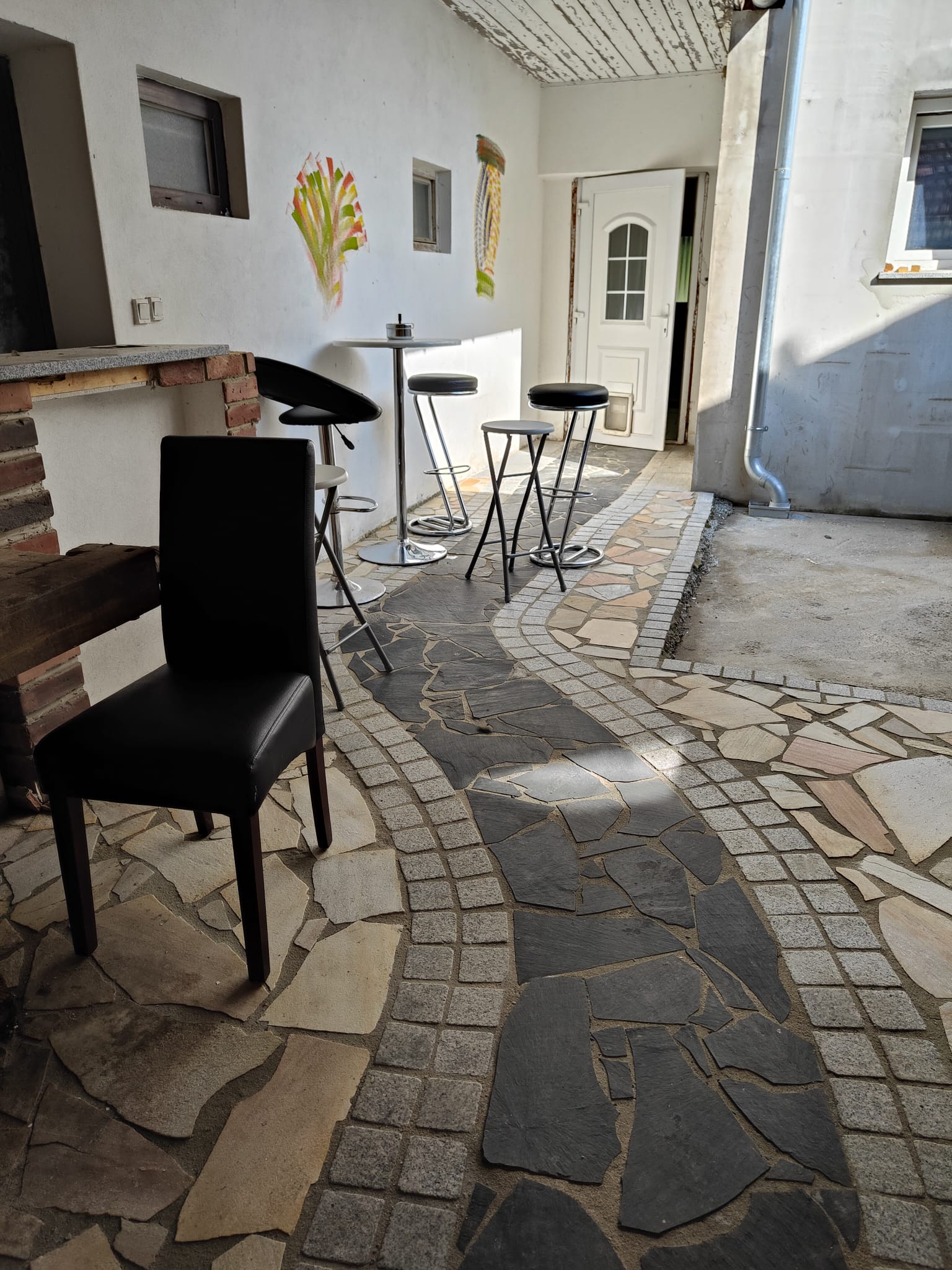 MonteurZimmer: Raucherbereich, Innenhof. Teilüberdacht - Ferienwohnung Dorfleben