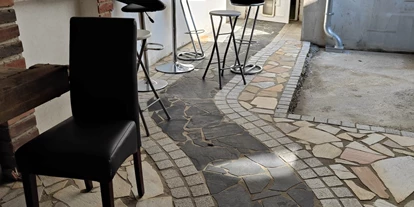 Monteur-Zimmer - Zahlungsarten: Vorauskasse - Österreich - Raucherbereich, Innenhof. Teilüberdacht - Ferienwohnung Dorfleben