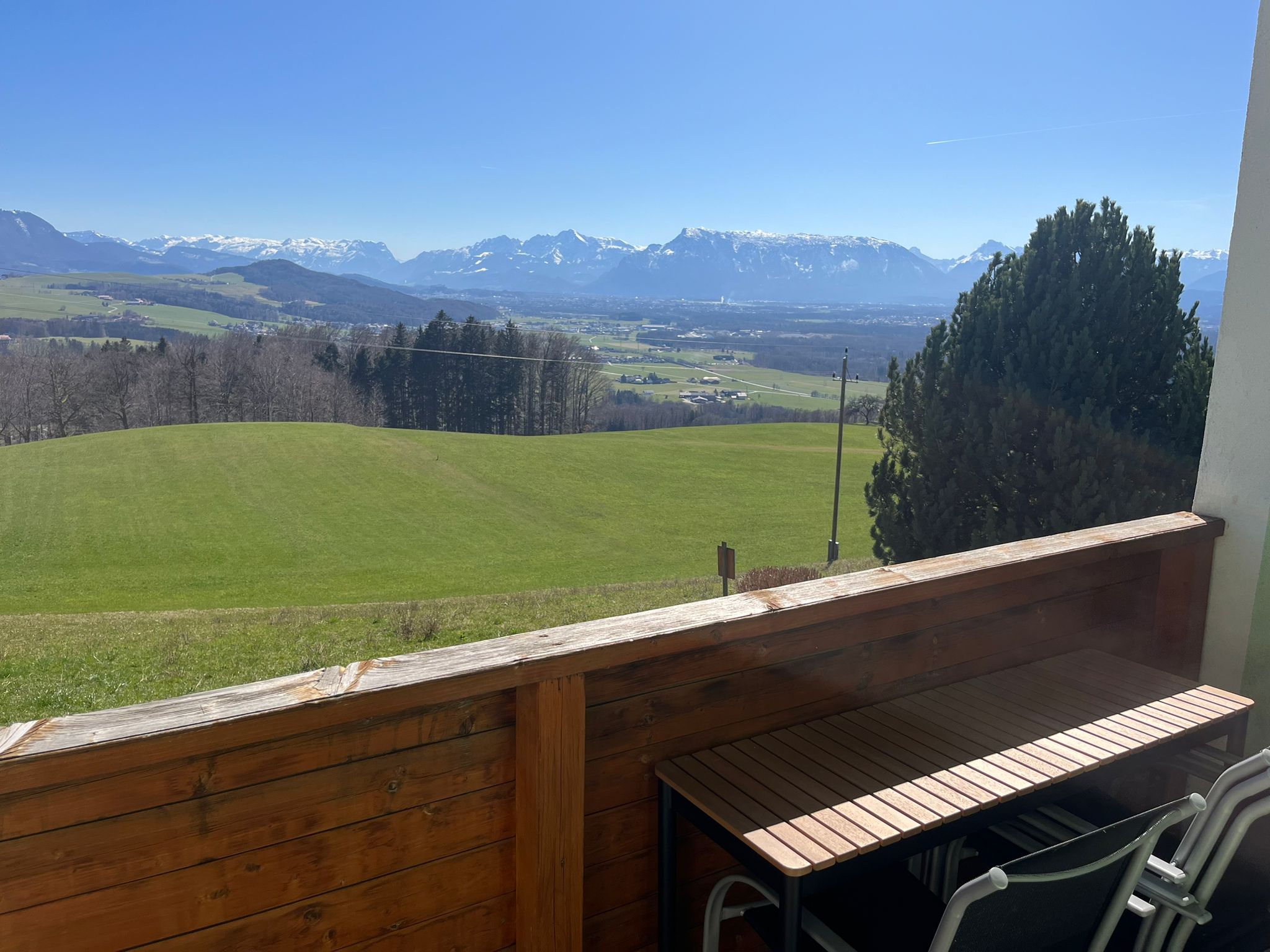 Monteur-Zimmer - Gemeinschaftsraum - Salzburg - Seenland - Balkon mit Sitzmöglichkeit - Kirschberghof