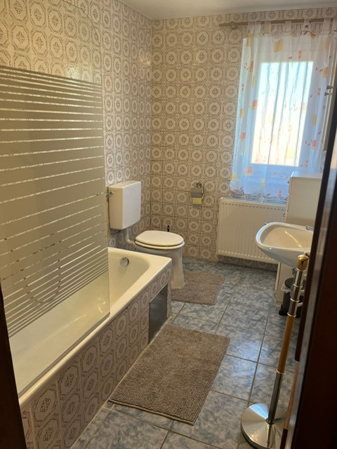 MonteurZimmer: Bad mit Badewanne/Dusche, WC, Handtücher werden zur Verfügung gestellt. - Kirschberghof