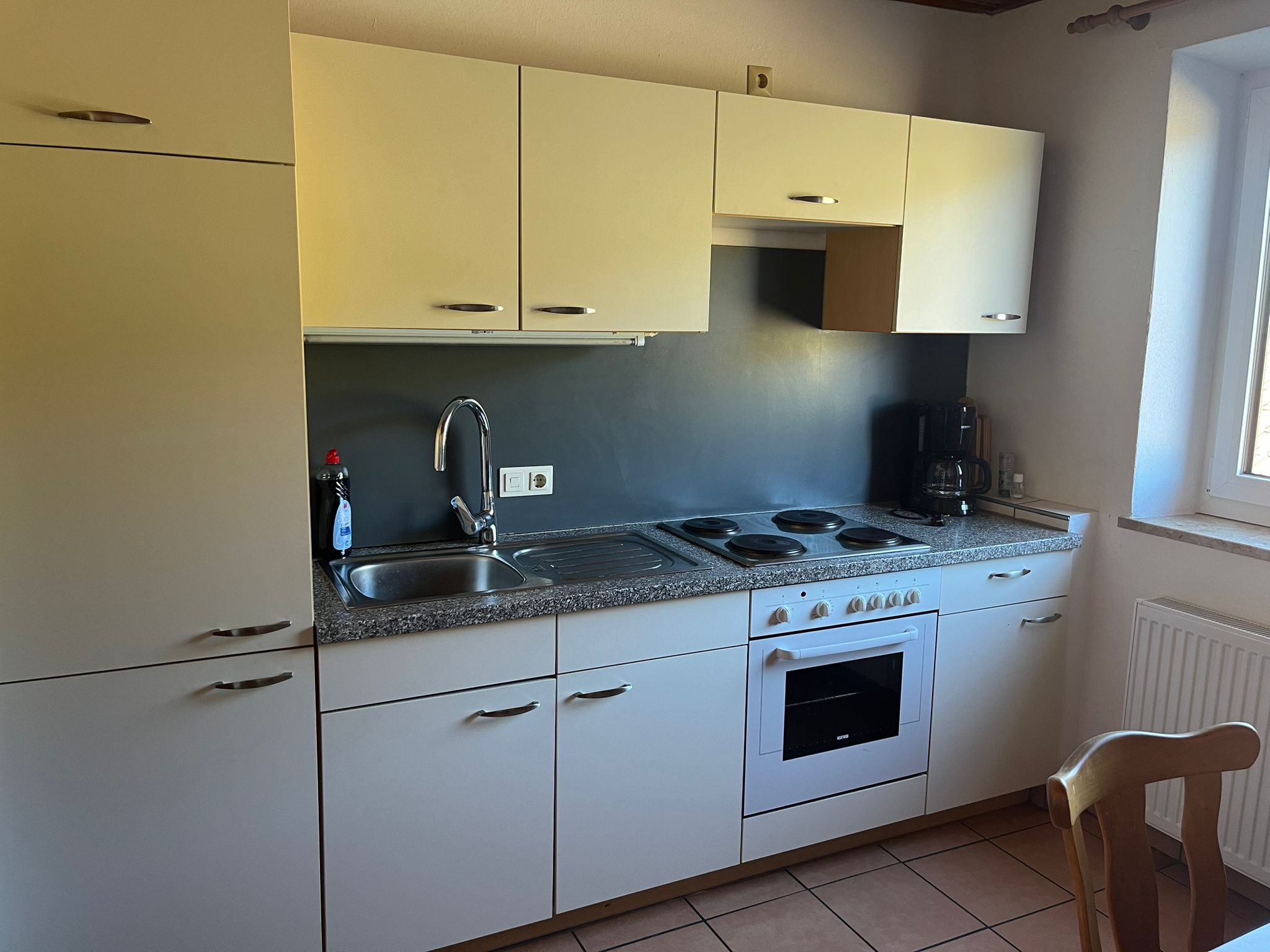 MonteurZimmer: Küche, Kühlschrank mit Gefrierfach, E-Herd, Backrohr, Filterkaffeemaschine, Mikrowelle.
Voll ausgestattete Küchenutensilien (Koch-, Essgeschirr, Besteck, Gläser, ...) Geschirrtücher werden zur Verfügung gestellt. - Kirschberghof