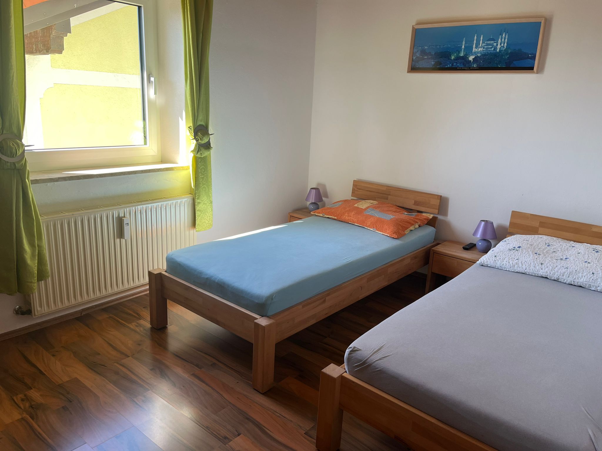 Monteur-Zimmer - Gemeinschaftsraum - Salzburg - Seenland - 2. Schlafzimmer, 2 Einzelbetten, TV, Kleiderschrank - Kirschberghof