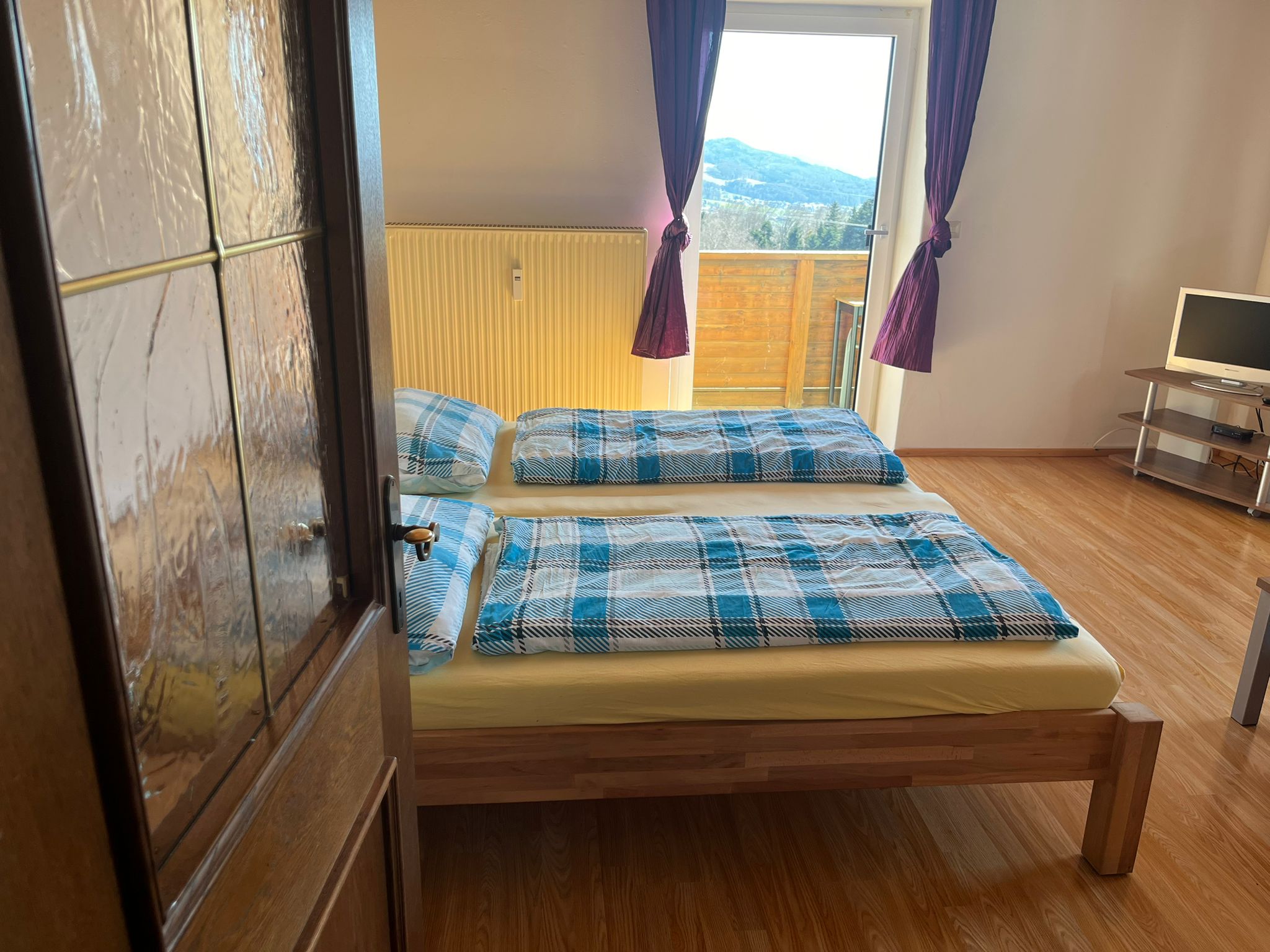 Monteur-Zimmer - Gemeinschaftsraum - Salzburg - Seenland - 1. Schlafzimmer, 2 Einzelbetten, TV, Couch, Kleiderschrank, Balkon - Kirschberghof