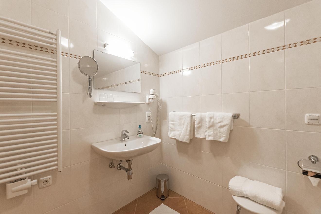 Monteur-Zimmer - Preis pro Nacht - Uttendorf (Uttendorf) - Privatzimmer Müller