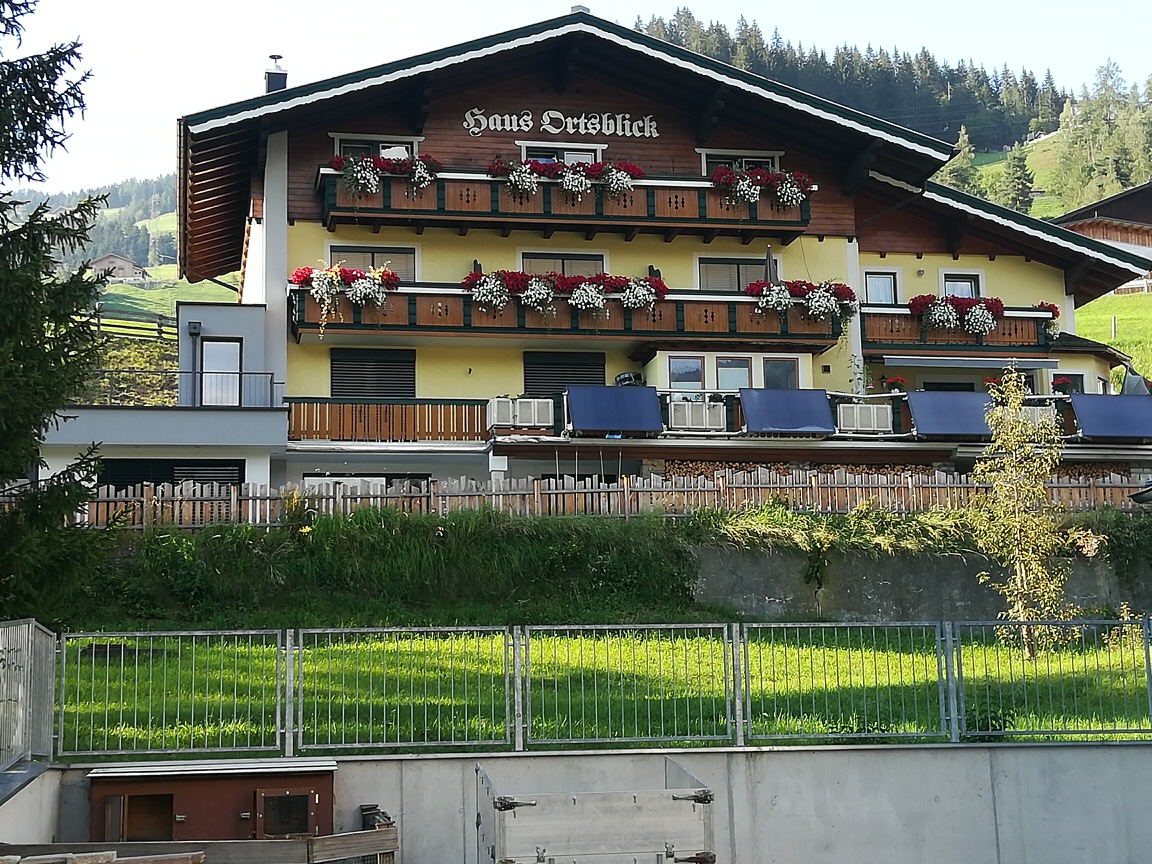 Monteur-Zimmer - Fernseher - Wagrain - Ein charmantes Gebäude mit großzügigen Balkonen und einem schönen Ausblick auf die grünen Hügel. Die Umgebung ist malerisch und einladend. Das Haus Ortsblick mit seinen vier Appartements in Wagrain. - Haus Ortsblick