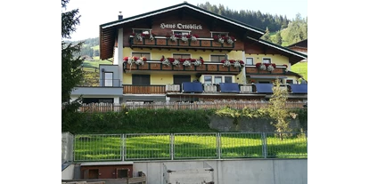 Monteur-Zimmer - Österreich - Ein charmantes Gebäude mit großzügigen Balkonen und einem schönen Ausblick auf die grünen Hügel. Die Umgebung ist malerisch und einladend. Das Haus Ortsblick mit seinen vier Appartements in Wagrain. - Haus Ortsblick