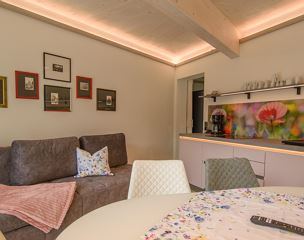 Monteur-Zimmer - Zwischenreinigung - Kärnten - Wohn-Esszimmer mit ausziehbarer Couch - Garten Appartement Harmony