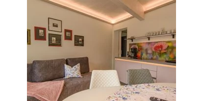 Monteur-Zimmer - Stockenboi - Wohn-Esszimmer mit ausziehbarer Couch - Garten Appartement Harmony