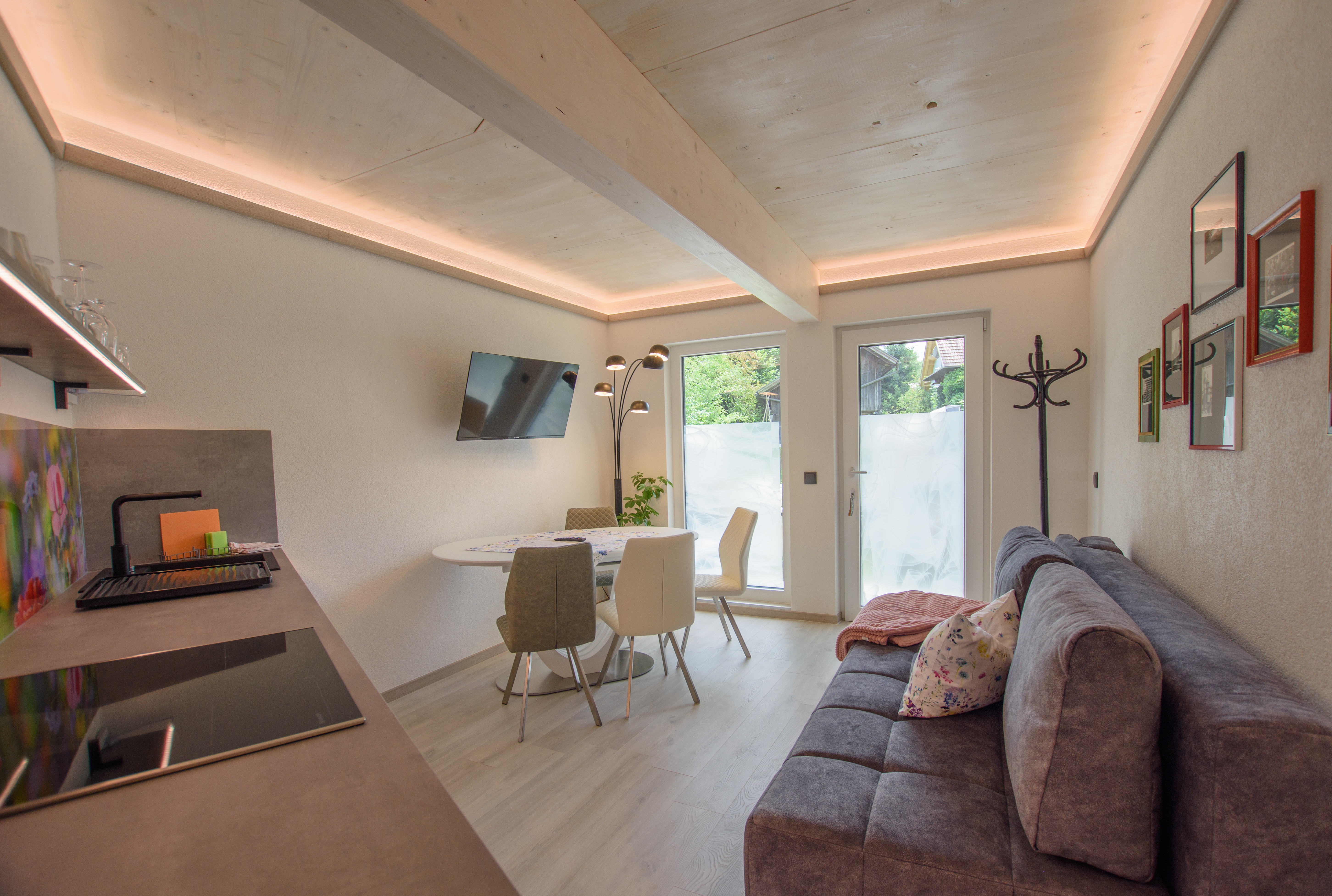 Monteur-Zimmer - Zwischenreinigung - Kärnten - Essbereich - Garten Appartement Harmony